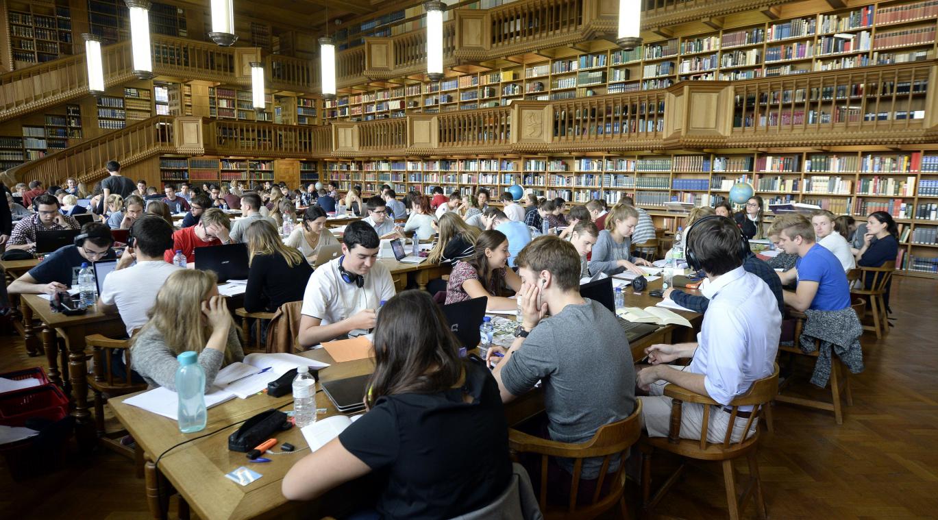 <p>Studierende lernen in der Bibliothek der Katholischen Universität Löwen: Für Studenten aus Nicht-EU-Ländern soll der notwendige Finanznachweis für ein Studium in Belgien künftig deutlich steigen.</p>