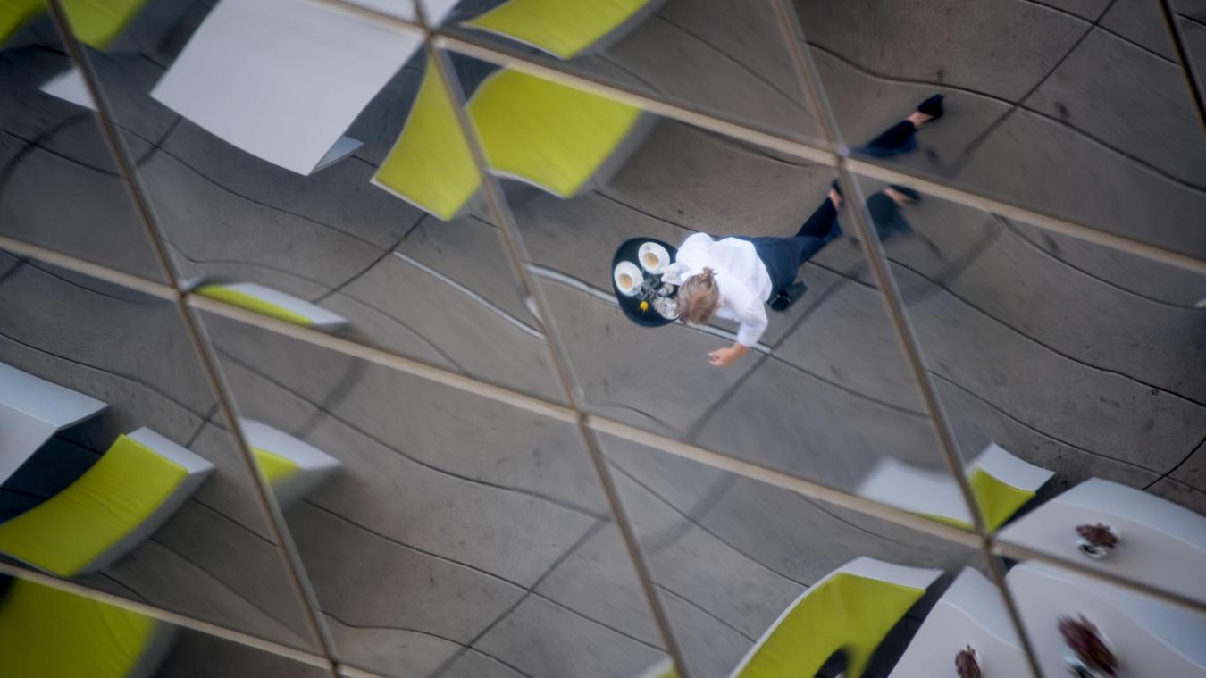 <p>Eine Servicekraft bringt Getränke: Flexi-Jobs werden in Belgien zunehmend langfristig beim selben Arbeitgeber eingesetzt, zeigt eine aktuelle Studie.</p>