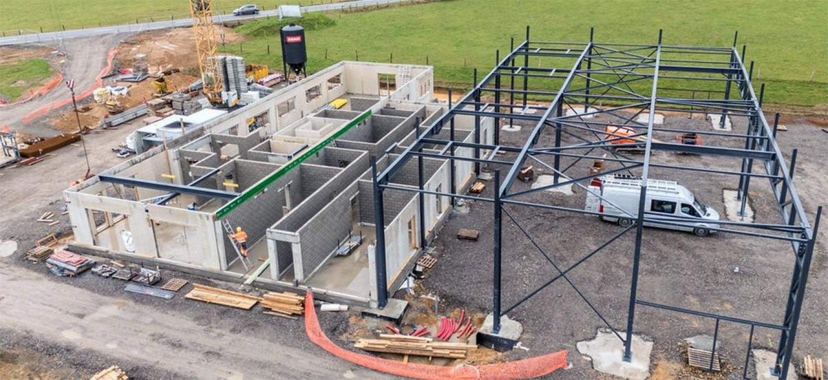 <p>Der neue CMH-Stützpunkt unweit der Autobahn E25 befindet sich im Bau.</p>