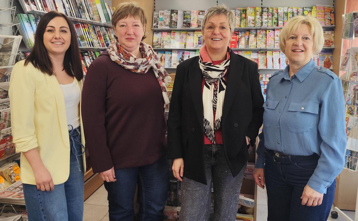<p>Anna Linden (links) übernimmt nicht nur den Kiosk von Liliane Tangeten (rechts), sondern auch die beiden Mitarbeiterinnen Dorothée Schlabertz (2.v.l.) und Sylvia Jetzen (2.v.r.).</p>