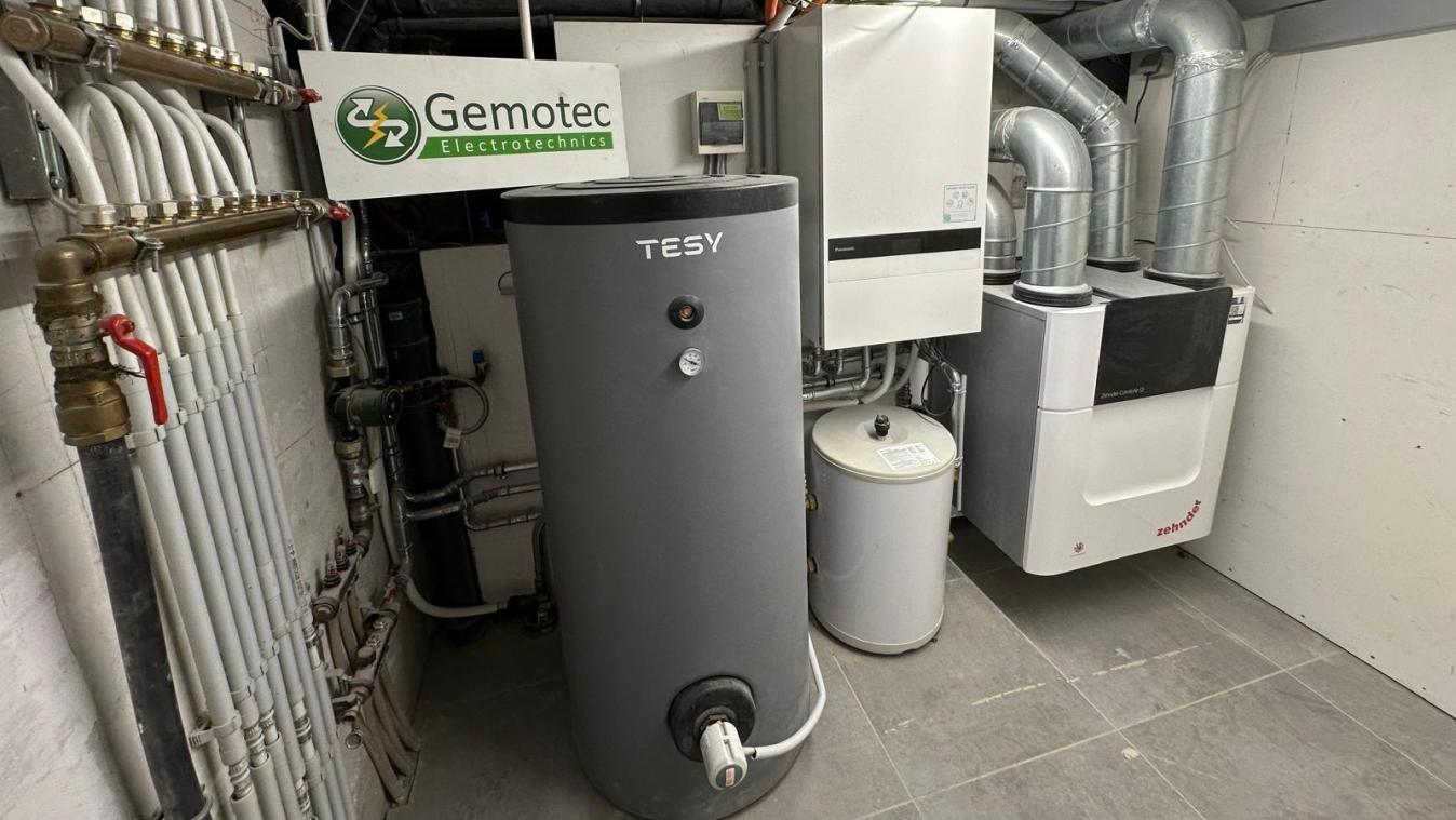 <p>Beispiel einer modernen Heizungsanlage von Gemotec: Wärmepumpe, Speicher und Lüftungssystem sorgen gemeinsam für eine effiziente Energieversorgung.</p>