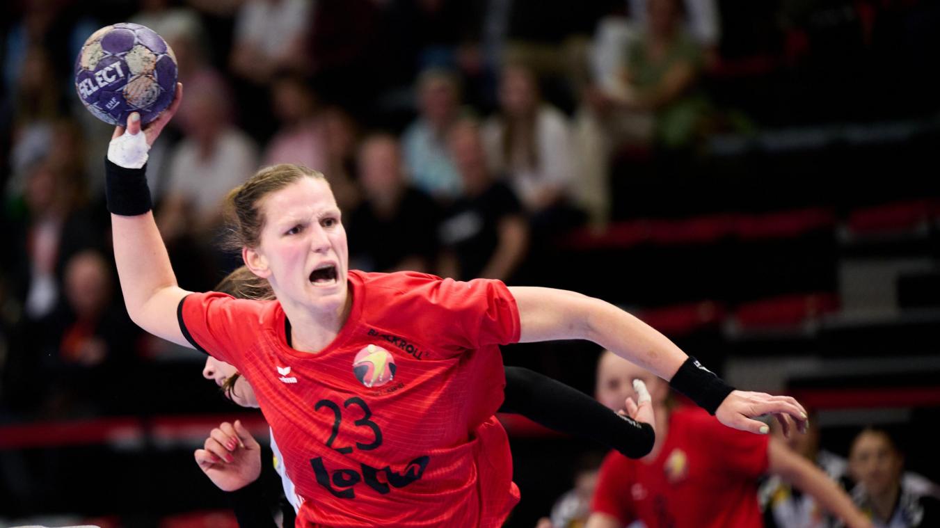 <p>Munia Smits während des Handball-EM-Qualifikationsspiels der belgischen Handball-Nationalmannschaft der Frauen und Nordmazedonien am 4. März in Hasselt.</p>
