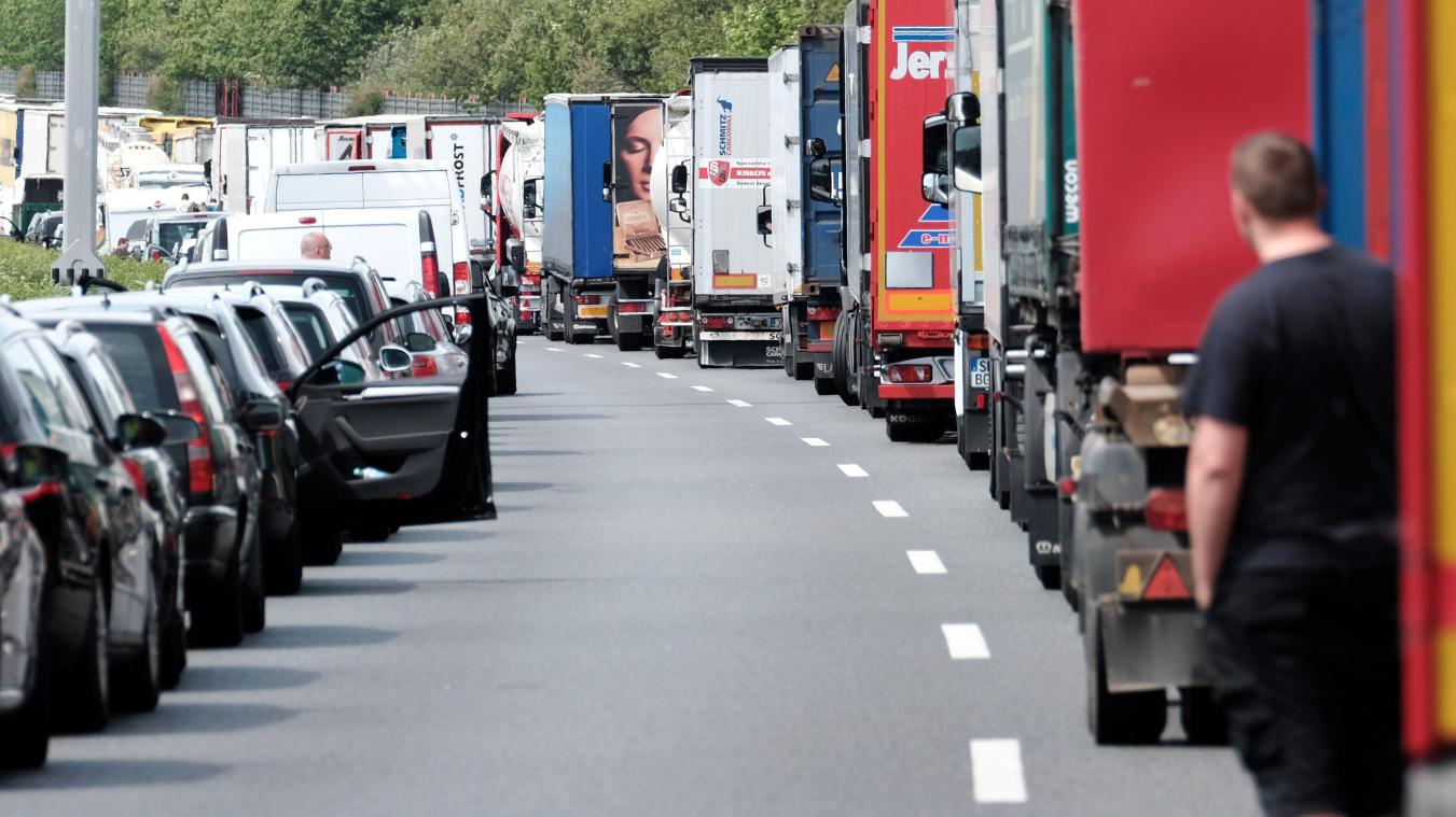 <p>Bei Stau oder stockendem Verkehr müssen Autofahrer eine Rettungsgasse bilden, damit Einsatzfahrzeuge schnell zur Unfallstelle gelangen können – dennoch wird die Regel laut einer neuen Studie in der Wallonie noch immer von vielen Fahrern nicht konsequent angewendet.</p>