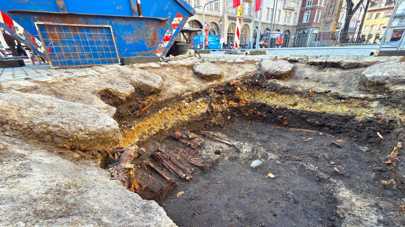 <p>Das Archäologieteam konnte in den zwei Baumscheiben am Münsterplatz bisher sieben Skelette finden.</p>