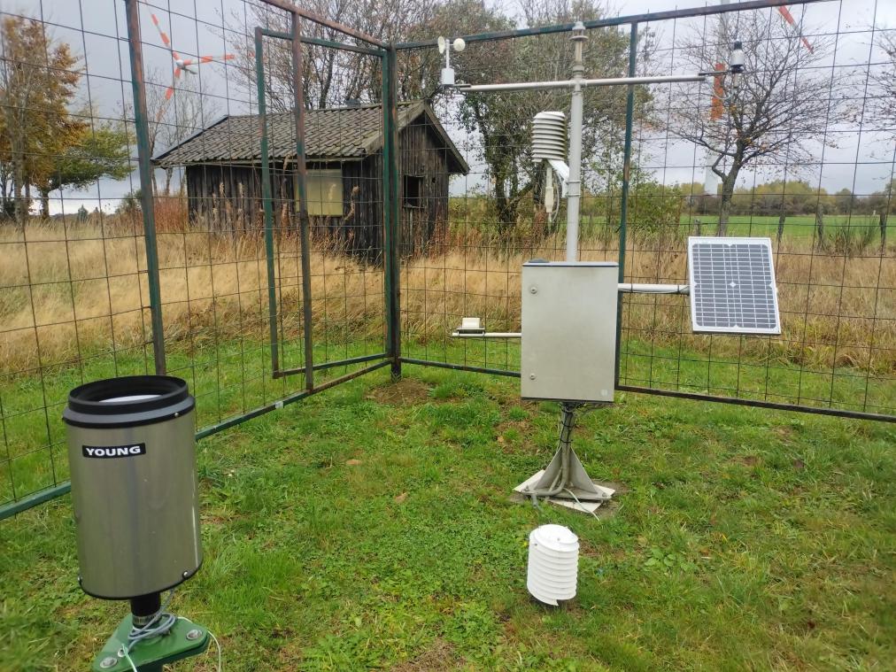 <p>Eine landwirtschaftliche Messstation erfasst verschiedene Daten für das Agromet-Netzwerk: Sensoren messen unter anderem Lufttemperatur und -feuchtigkeit, Wind, Sonneneinstrahlung, Niederschlag sowie die Boden- und Pflanzentemperatur. Die Station wird über ein Solarmodul betrieben und überträgt ihre Daten per Mobilfunk.</p>