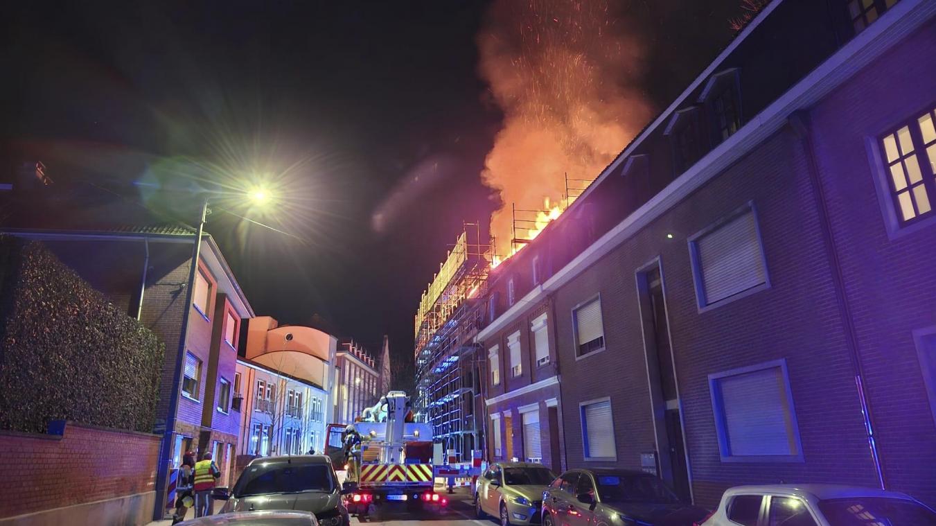 <p>[Video] Feuerwehr mit Großaufgebot im Einsatz: Dachstuhlbrand in der Eupener Oberstadt</p>
