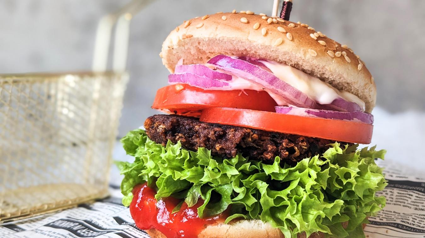 <p>Ein Patty aus Kidneybohnen auf einem Veggie-Burger. Wie dürfen pflanzliche Fleischalternativen künftig heißen? In der EU bleibt der Begriff „Veggie-Burger“ erlaubt – Bezeichnungen wie „veganer Speck“ oder „Tofu-Rippchen“ sollen dagegen künftig nicht mehr verwendet werden.</p>
