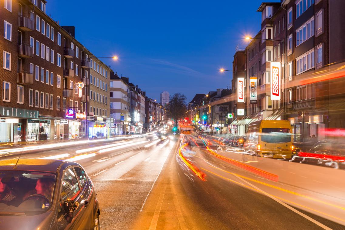 <p>Blick auf den Adalbertsteinweg in den Nachtstunden: Mehrere Baustellen machen die wichtige Verkehrsachse derzeit zum Nadelöhr.</p>