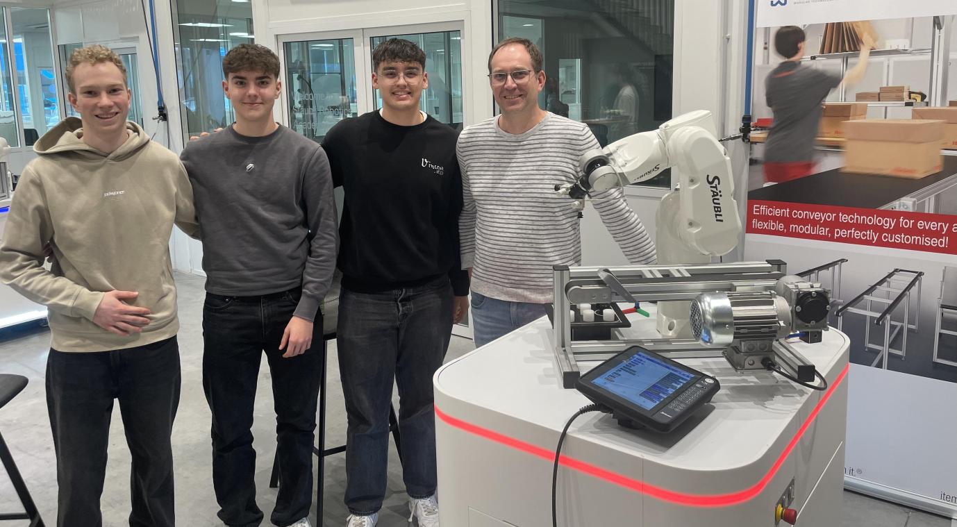 <p>Sebastian Faymonville, Louis Colles und Robin Kohnen (v.l.n.r.) konnten sich bis ins Finale des Wettbewerbs durchkämpfen. Fachlehrer Laurent Boemer (r.) betont den Nutzen solcher Wettbewerbe.</p>