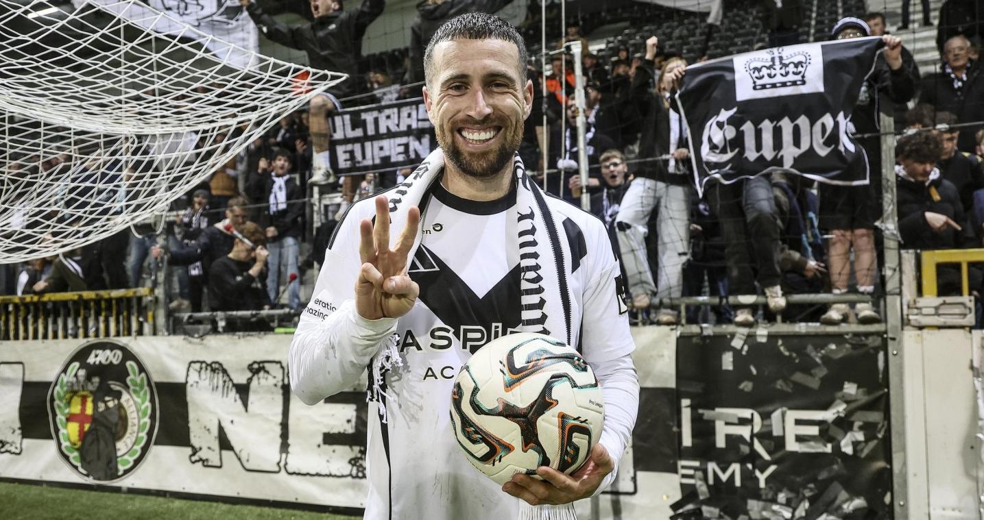 <p>Der „Spieler des Spiels“ nahm den Ball mit nach Hause: Kikas schoss die AS Eupen am Freitagabend praktisch im Alleingang zum Sieg.</p>