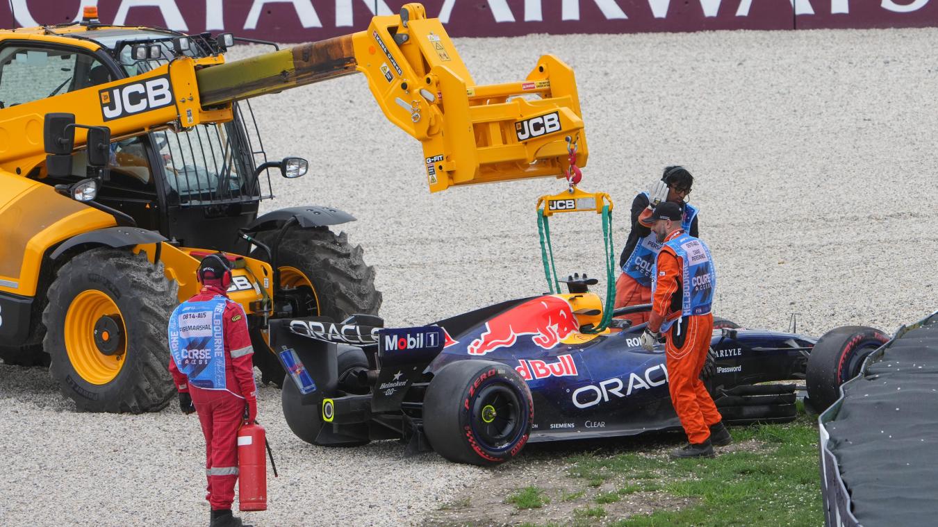 <p>Das Auto von Red-Bull-Pilot Max Verstappen wird nach einem Unfall während des Qualifyings zum Großen Preis von Australien im Albert Park in Melbourne, Australien, von der Strecke geholt.</p>