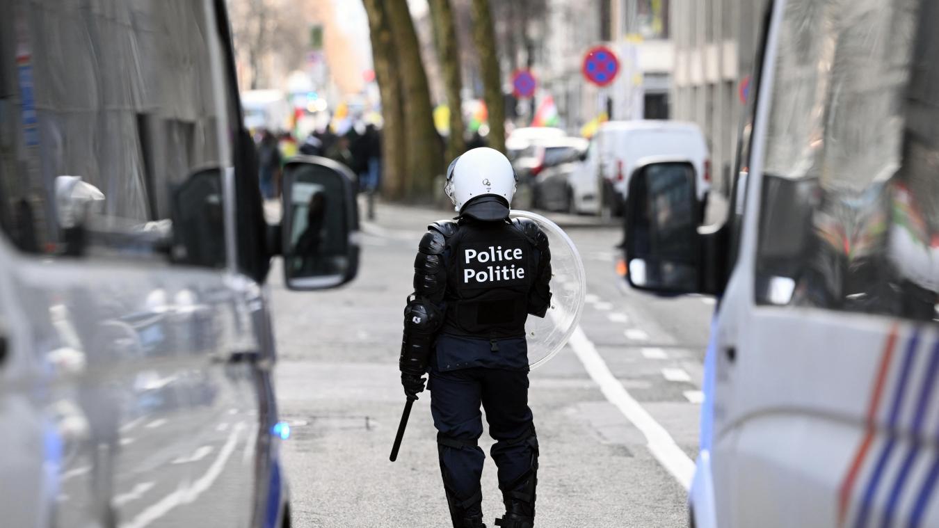 <p>Ein großes Polizeiaufgebot trennte Demonstranten und Gegendemonstranten auf dem Poelaert-Platz in Brüssel.</p>