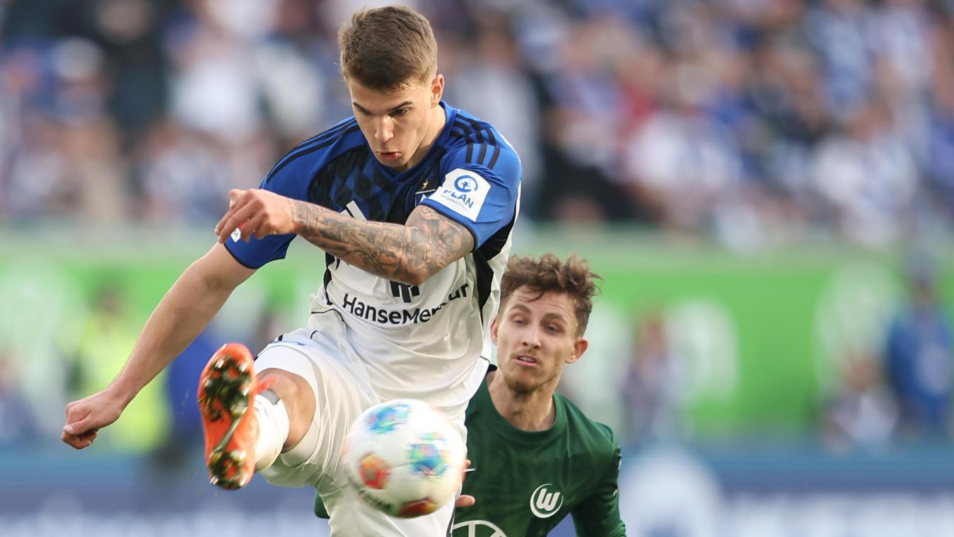 <p>Jesper Lindstrom (r, VfL Wolfsburg) und Luka Vuskovic (Hamburger SV) kämpfen um den Ball.</p>