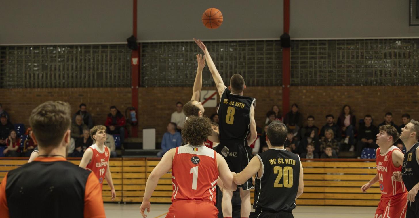 <p>Ein Bild, das sinnbildlich für den Verlauf des Basketballderbys am Freitagabend in St.Vith ist: In den entscheidenden Momenten hatten die Gastgeber die Nase meist vorne.</p>