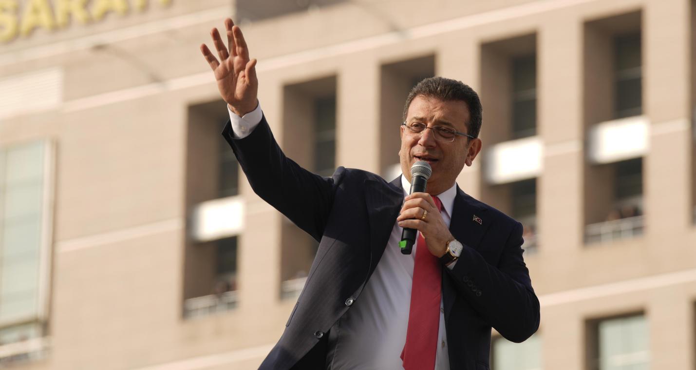 <p>Ein Schnappschuss aus dem Januar 2025: Ekrem Imamoglu spricht zu seinen Anhängern vor dem Istanbuler Gerichtsgebäude.</p>