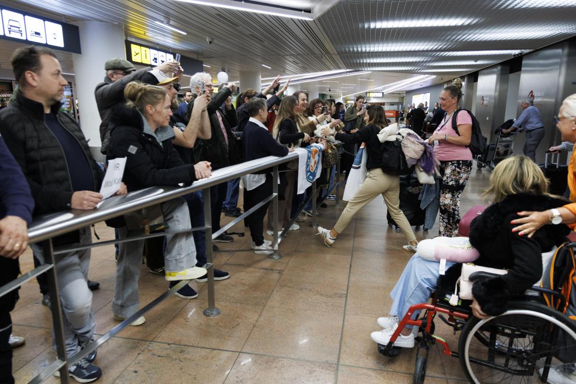 <p>Am Brussels Airport werden Belgier empfangen, die mit Rückholflügen aus dem Nahen Osten in ihre Heimat zurückkehren.</p>