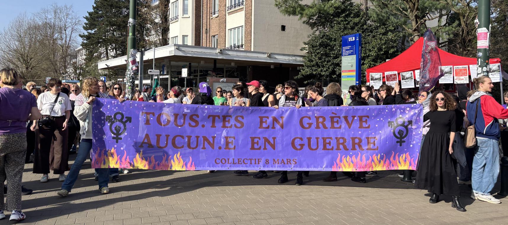 <p>Teilnehmerinnen einer feministischen Streikaktion versammeln sich vor der ULB. Im Rahmen des Internationalen Tages für die Rechte der Frauen fuhr ein „Grévibus“ mehrere Streikposten in der Hauptstadt an.</p>