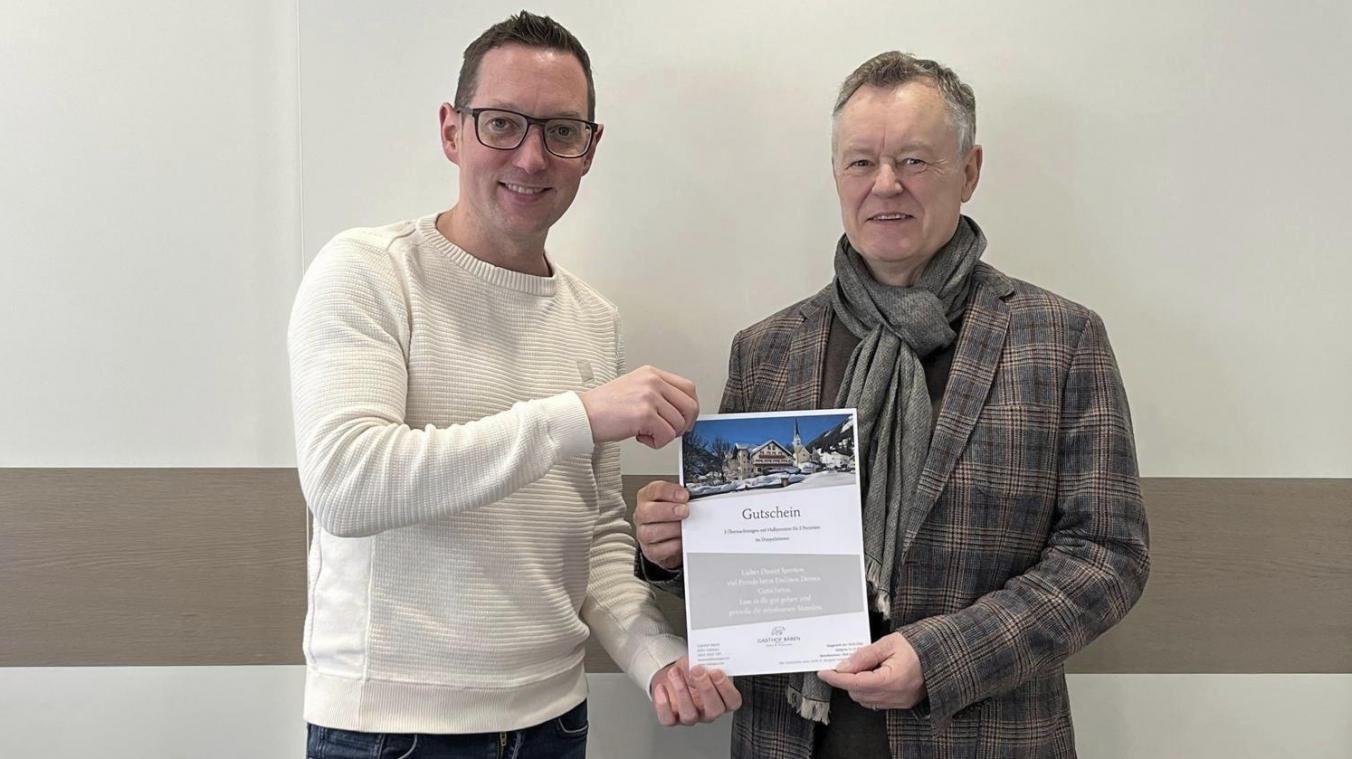 <p>Glücklicher Gewinner: Daniel Sproten (rechts) aus St.Vith - hier mit GE-Media-Mitarbeiter Axel Halmes (links) zu sehen - hat die Tirol-Reise gewonnen.</p>