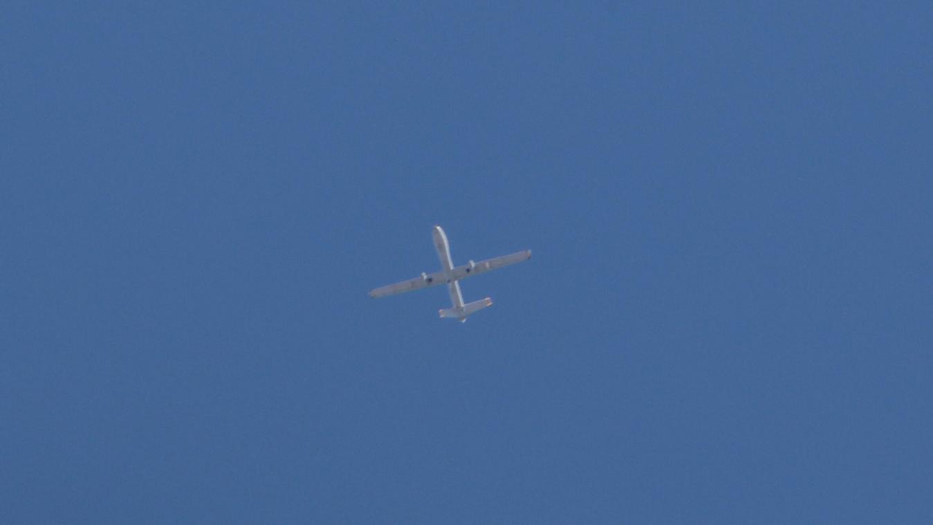<p>Eine israelische Kampfdrohne fliegt am Himmel über der Stadt Rafah im südlichen Gazastreifen.</p>