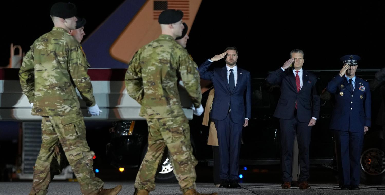 <p>Vizepräsident JD Vance, Verteidigungsminister Pete Hegseth und der Vorsitzende der Generalstabschefs, General Dan Caine, salutieren in Dover, als ein Team der US-Armee auf dem Luftwaffenstützpunkt Dover (USA) die Überführungsbox mit den sterblichen Überresten von Benjamin N. Pennington transportiert.</p>