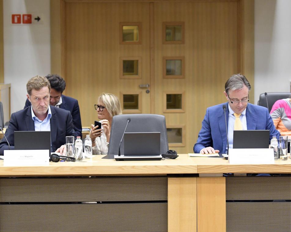 <p>Premierminister Bart De Wever (rechts) und PS-Chef Paul Magnette liefern sich erneut einen politischen Schlagabtausch über den wirtschaftspolitischen Kurs Belgiens.</p>