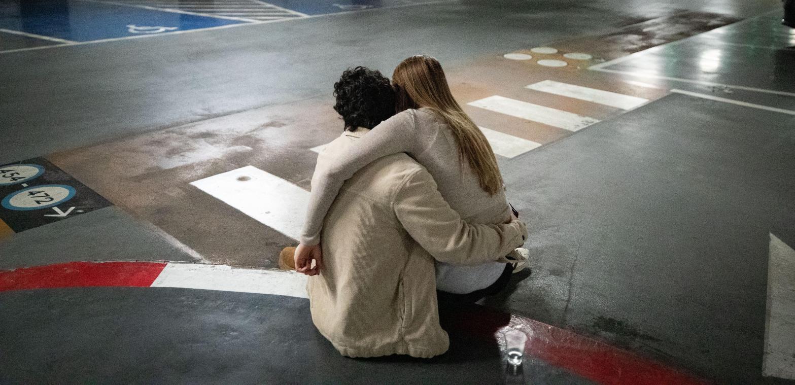 <p>Menschen suchen bei Luftschutzsirenen in einer unterirdischen Anlage im Zentrum von Tel Aviv am Schutz.</p>