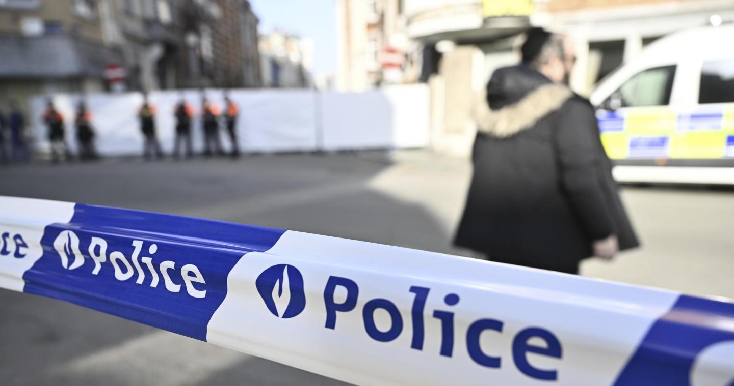 <p>Großes Polizeiaufgebot am Montag in Lüttich, nachdem es zu einer Explosion vor der Synagoge gekommen war.</p>