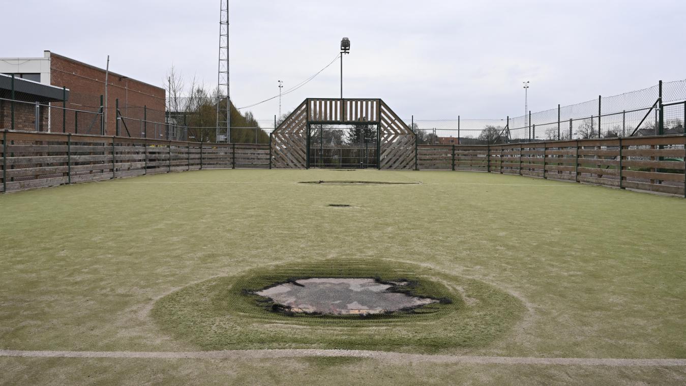 <p>Der Belag des Kleinfußballfeldes muss nach intensiver Nutzung erneuert werden.</p>