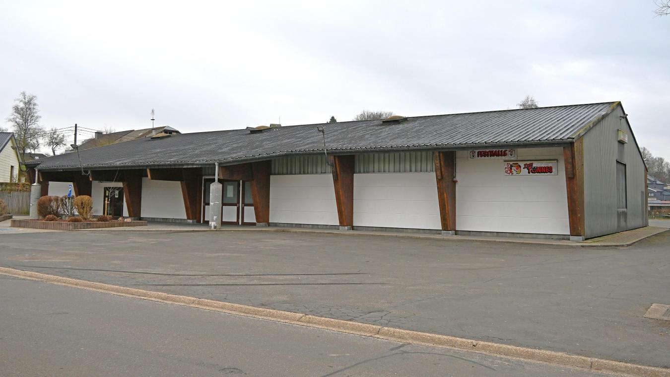 <p>Das undichte Dach des Saals „Zum Tünnes“ wird erneuert und mit neuen Sandwichpaneelen ausgestattet.</p>