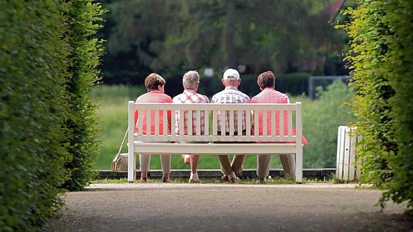 <p>Während die Zahl der über 65-Jährigen in den kommenden Jahren deutlich zunimmt, wird sowohl die Zahl der Menschen im erwerbsfähigen Alter als auch die der Kinder und Jugendlichen laut Prognose zurückgehen.</p>