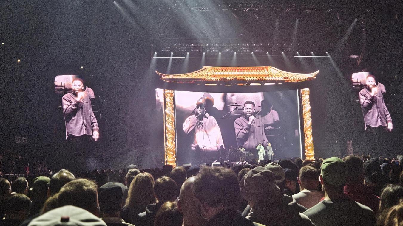 <p>RZA (l.) und GZA auf der Bühne der LanxessArena.</p>