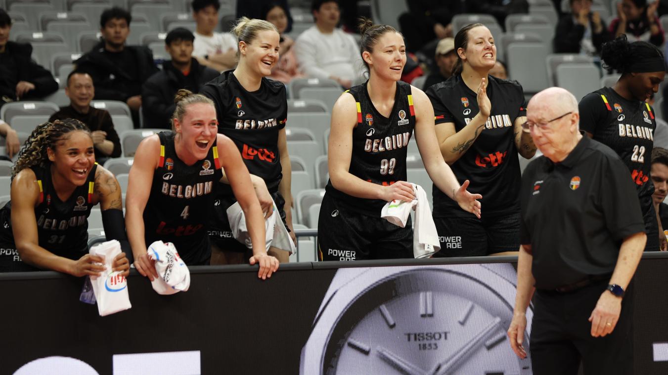 <p>Maxuella Lisowa-Mbaka, Elise Ramette, Becky Massey, Ine Joris und Billie Massey - im Vordergrund ist Coach Thibault zu sehen - feiern nach dem Sieg über Brasilien.</p>