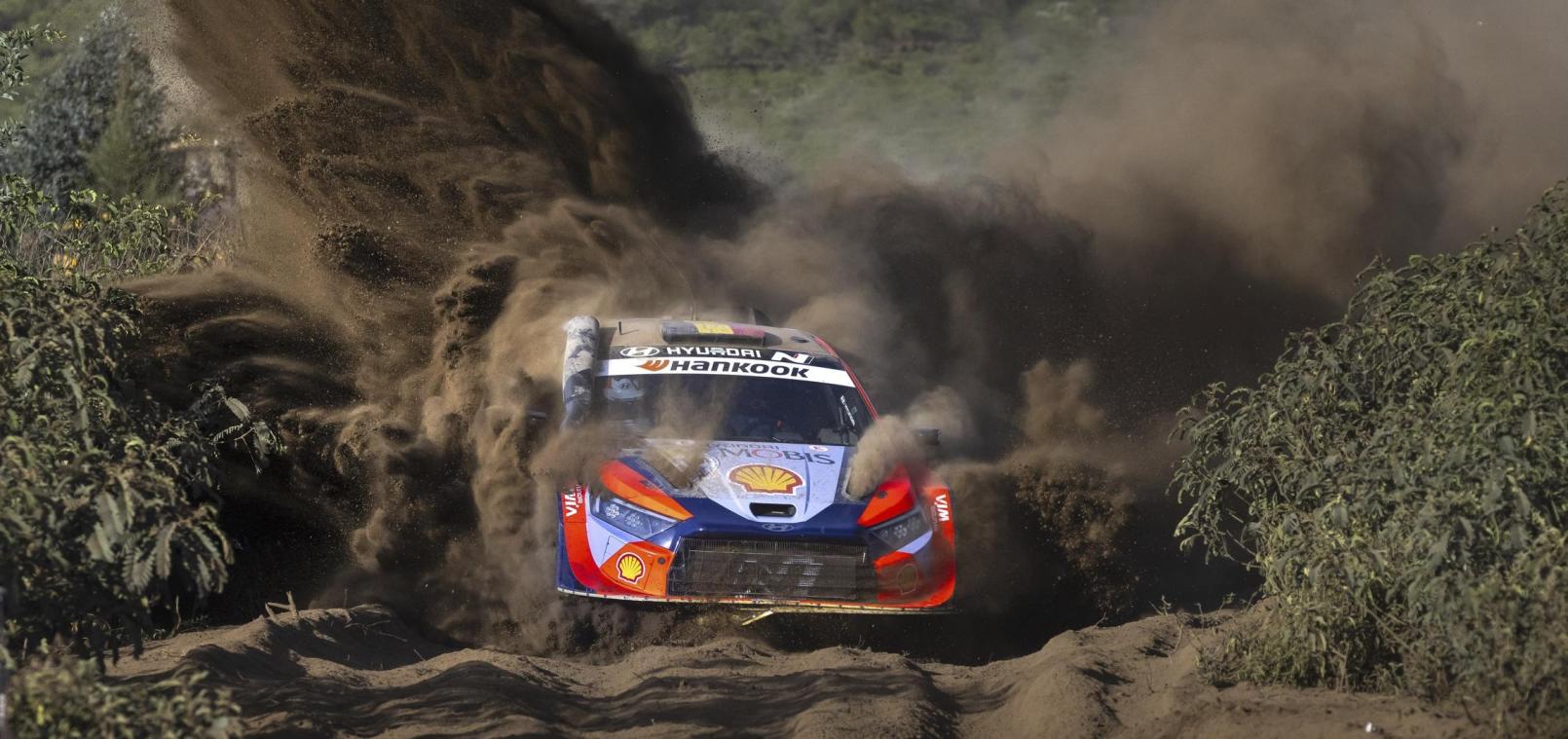 <p>Thierry Neuville unter extremen Bedingungen bei der Safari-Rallye 2025.</p>