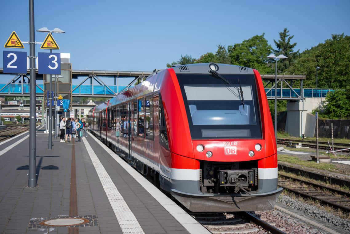 <p>Die Eifelstrecke ist nach der Flutkatastrophe im Juli 2021 wieder aufgebaut worden. Derzeit wird sie vollständig elektrifiziert</p>