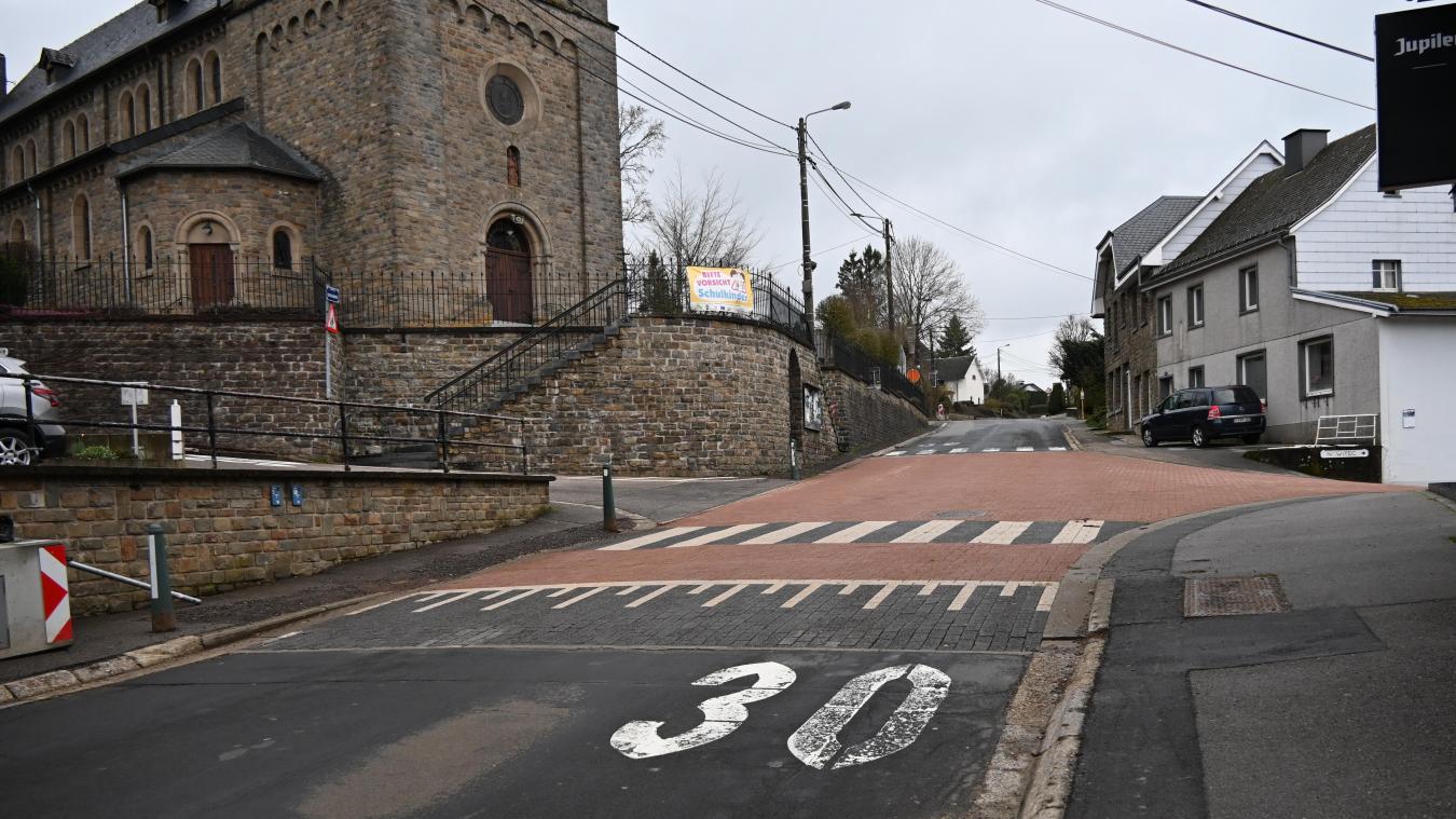 <p>Im Dorfzentrum von Heppenbach wird die Fahrbahn entlang der Kirche instandgesetzt. Die sich dort befindliche Verkehrsberuhigung bleibt bestehen.</p>