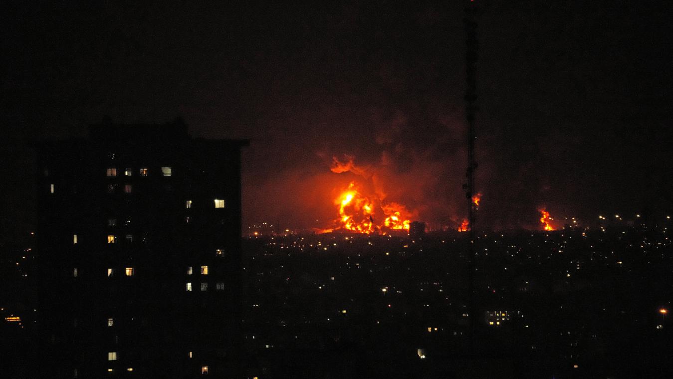 <p>Flammen steigen aus einem Öllager südlich der Hauptstadt auf, als die Stadt während der amerikanisch-israelischen Militärkampagne getroffen wird.</p>
