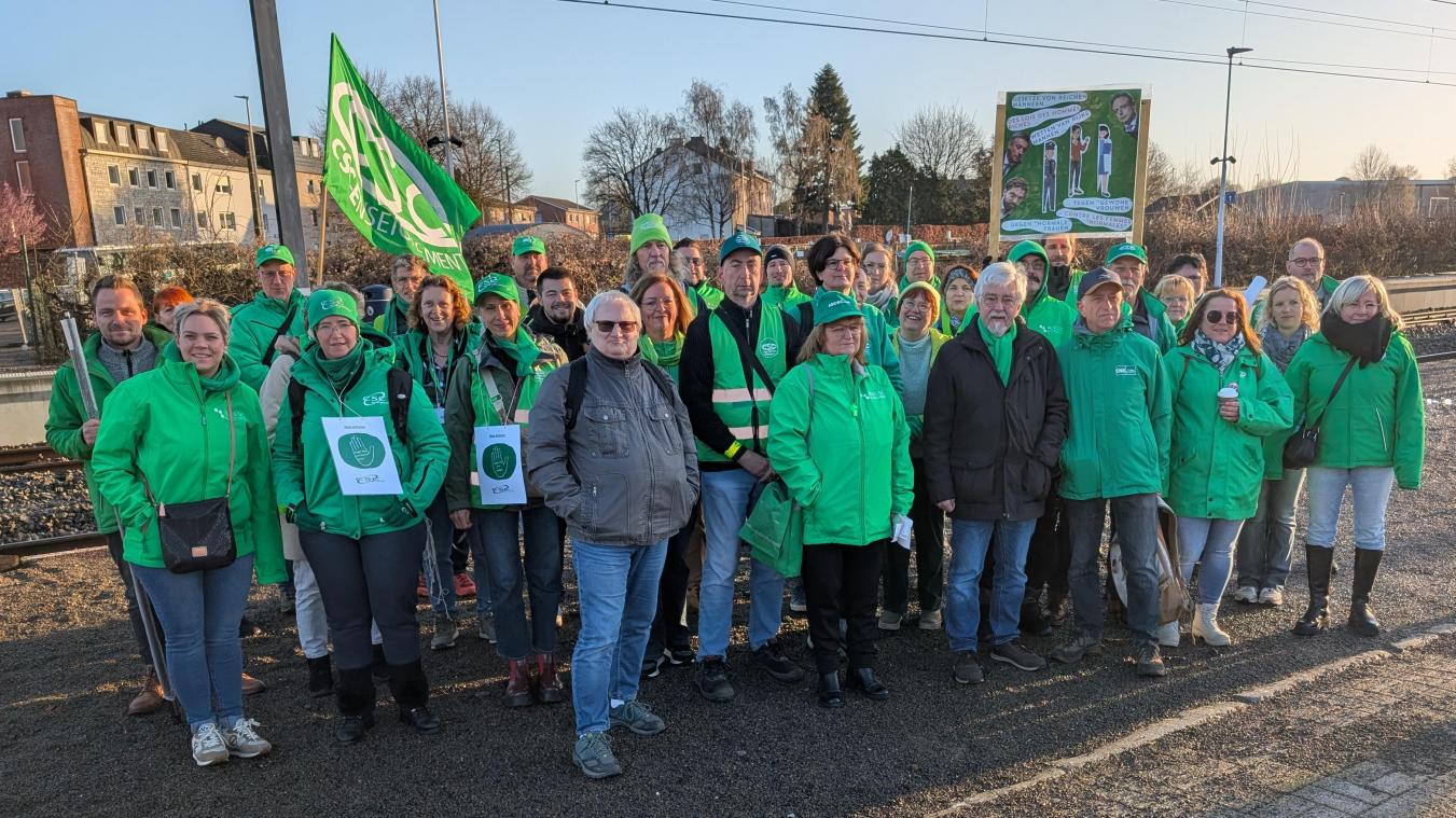 <p>Mit Fahnen und Bannern reisen rund 40 CSC-Mitglieder am Morgen zum Protest nach Brüssel.</p>