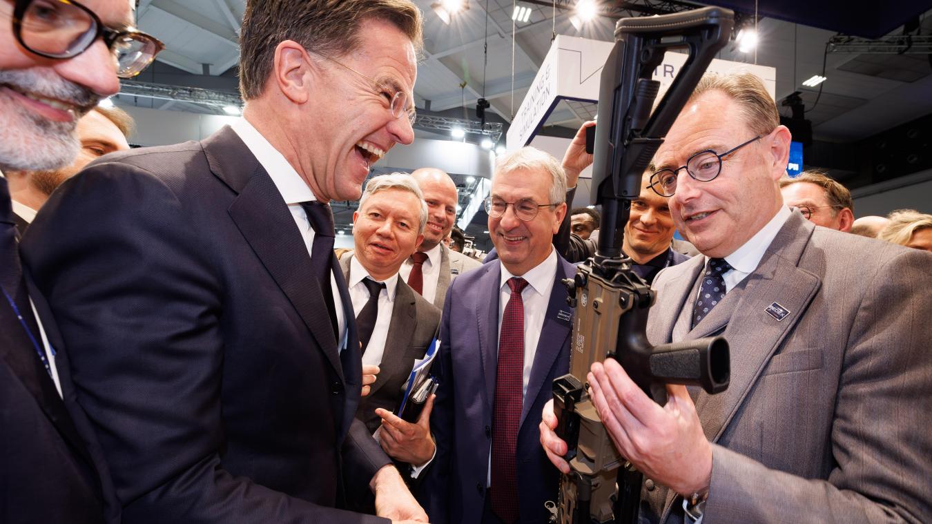 <p>Brüssel als Drehscheibe der Verteidigungsindustrie: Am Stand des Waffenherstellers FN mustern NATO-Generalsekretär Mark Rutte, der wallonische Wirtschaftsminister Pierre-Yves Jeholet und Premierminister Bart De Wever (v.l.) ein Maschinengewehr.</p>