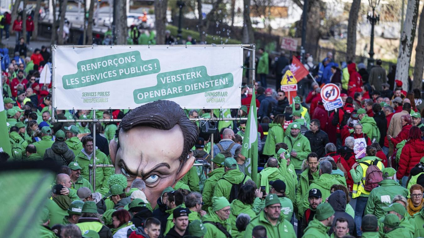 <p>Feinbild Nummer eins: eine Figur von Premier Bart De Wever inmitten Protestierender.</p>