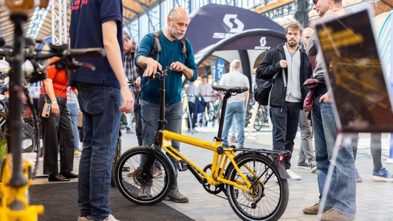<p>Besucher testen Fahrräder auf der Messe „Bike Brussels“: Der Fahrradmarkt in Belgien wächst wieder – vor allem dank der steigenden Zahl von Leasingrädern über Arbeitgeber.</p>