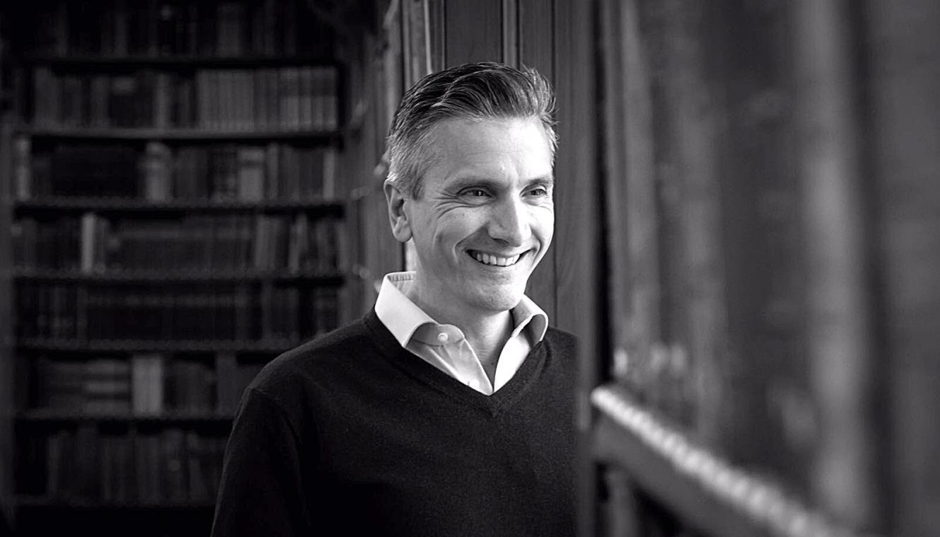 <p>Der Autor und Journalist Philip Dröge liest in Kelmis aus seinem Buch.</p>