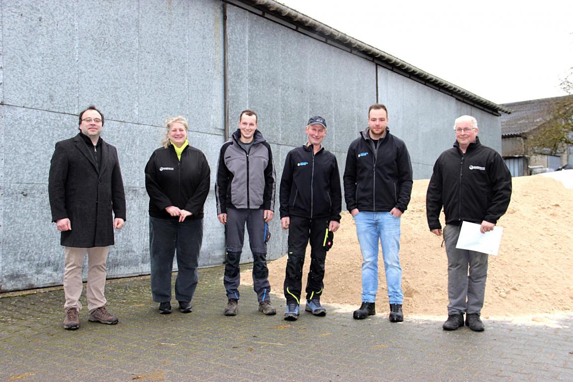<p>Kalkanlieferung in Aldringen: v.l.n.r. Jerome Gennen (Direktor von Agra-Ost), Ingrid Mertes (Geschäftsführerin des Bauernbundes), Kevin und Klaus Maraite, Kevin Michaelis (Aveve) sowie Marc Scheuren (Mitglied des Bauernbundvorstands).</p>
