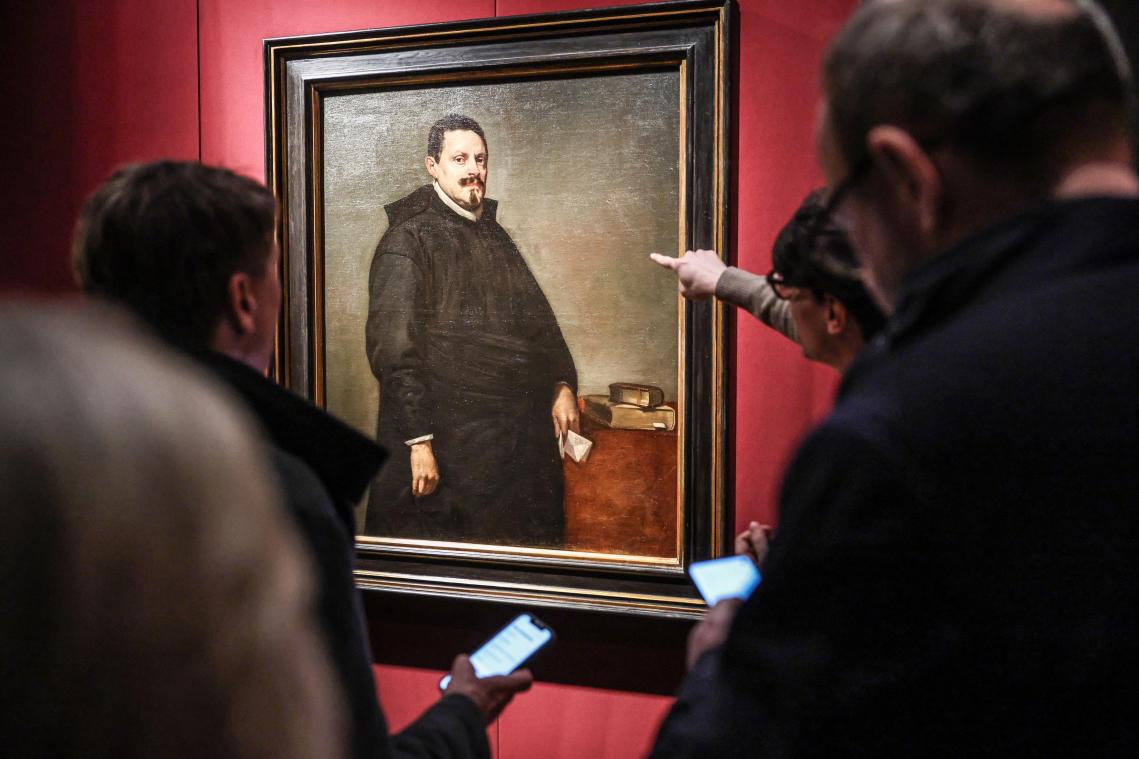 <p>Besucher der Kunstmesse Tefaf betrachten das Gemälde „Portrait of Don Sebastian de Huerta“ von Diego Velazquez. Die Messe für alte Kunst findet vom 14. bis 19. März in Maastricht statt.</p>