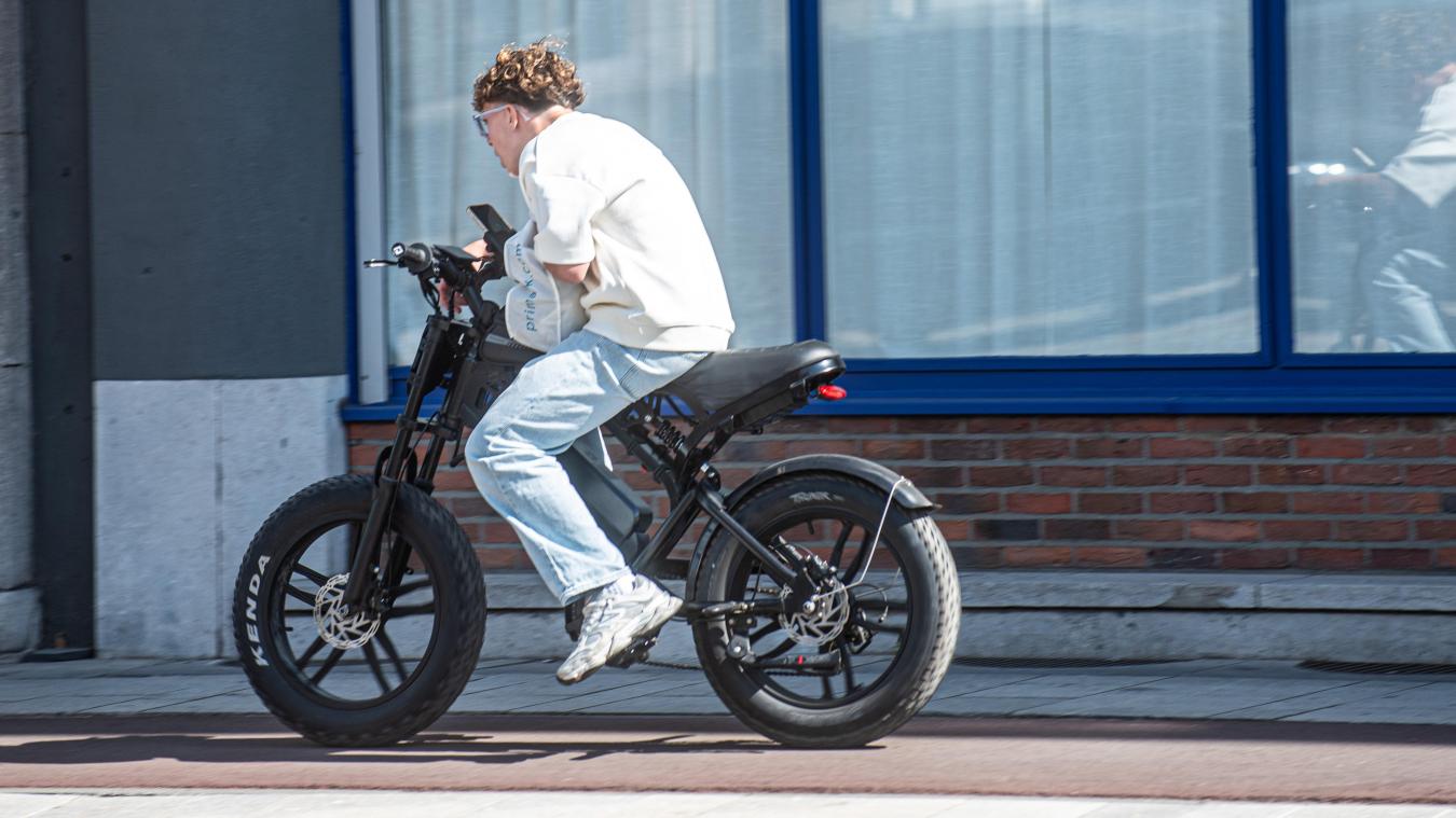 <p>Fatbikes mit ihren auffallend breiten Reifen werden auch in Belgien immer beliebter – Behörden warnen jedoch vor illegal manipulierten Modellen, die schneller fahren als erlaubt.</p>