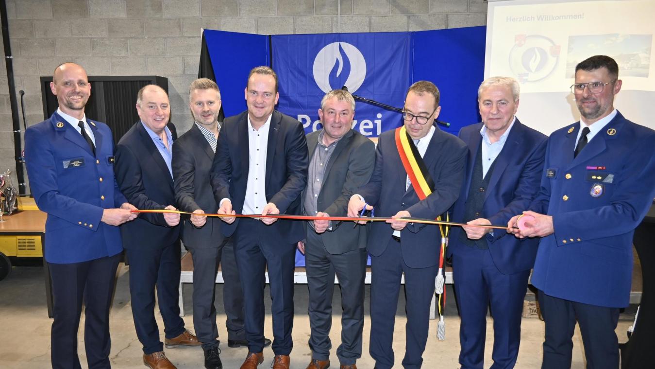 <p>Offizielle Banddurchtrennung am Freitagabend in der Polizeidienststelle Morsheck.</p>