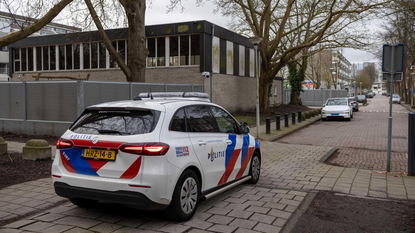 <p>Ein Polizeifahrzeug steht vor einer jüdischen Schule. In der Schule hat sich eine Explosion ereignet.</p>