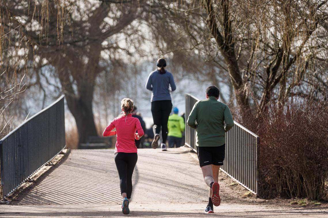 <p>Früh joggen kann sich lohnen: Morgens ist die Pollenkonzentration am niedrigsten, zumindest in der Stadt. Auf dem Land sieht das anders aus.</p>