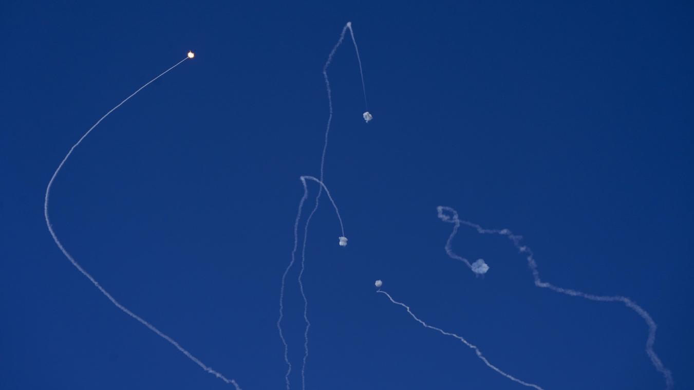 <p>Das israelische Luftabwehrsystem Iron Dome feuert, um Raketen abzufangen, die aus dem Libanon abgefeuert wurden.</p>