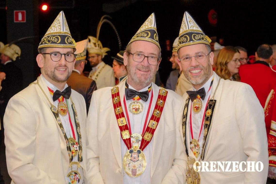 <p>Fest Rot-Gelb (Goldene Feder)</p>
