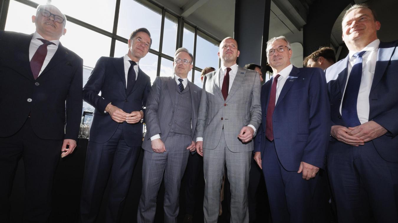 <p>Bei der offiziellen Eröffnung der Rüstungsmesse Bedex in Brüssel waren unter der Woche unter anderem der flämische Ministerpräsident Matthias Diependaele, NATO-Generalsekretär Mark Rutte, Premierminister Bart De Wever, Verteidigungsminister Theo Francken sowie der wallonische Wirtschaftsminister Pierre-Yves Jeholet anwesend. Auch Ministerpräsident Oliver Paasch (rechts) nahm an der Veranstaltung teil.</p>